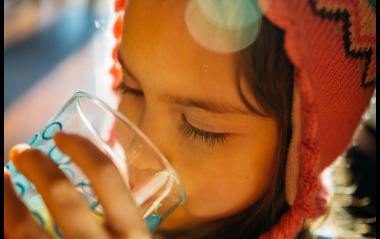 La falta de hidratación ante el calor puede ser muy peligroso para tu salud, pero puedes evitarla con estos fáciles consejos. UNSPLASH/ Johnny McClung