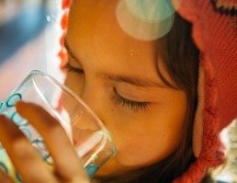 La falta de hidratación ante el calor puede ser muy peligroso para tu salud, pero puedes evitarla con estos fáciles consejos. UNSPLASH/ Johnny McClung