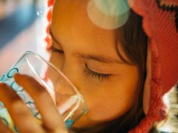 La falta de hidratación ante el calor puede ser muy peligroso para tu salud, pero puedes evitarla con estos fáciles consejos. UNSPLASH/ Johnny McClung