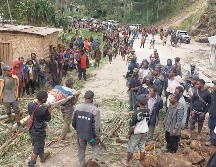Hasta ocho metros de escombros, tierra y rocas de una montaña sepultaron a la comunidad. AP/B. Sipa