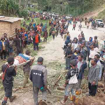 Hasta ocho metros de escombros, tierra y rocas de una montaña sepultaron a la comunidad. AP/B. Sipa