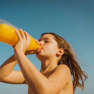 Este es el tipo de bebidas que debes EVITAR porque dañan tus riñones