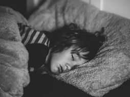 Algunos síntomas neuropsiquiátricos podrían servir como advertencias de un próximo brote de la enfermedad. Unsplash.