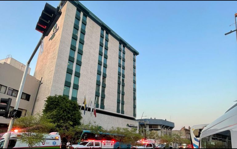 Los bomberos realizan las labores de rescate, fuera del hotel se encuentra personal médico para atenderlos en cuanto salgan del elevador. ESPECIAL