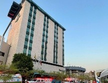 Los bomberos realizan las labores de rescate, fuera del hotel se encuentra personal médico para atenderlos en cuanto salgan del elevador. ESPECIAL