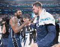 Kyrie Irving (izq.) y Luka Doncic se combinaron para sumar 66 puntos y colocar a los Mavs a un triunfo de las Finales de la NBA. AFP