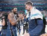 Kyrie Irving (izq.) y Luka Doncic se combinaron para sumar 66 puntos y colocar a los Mavs a un triunfo de las Finales de la NBA. AFP
