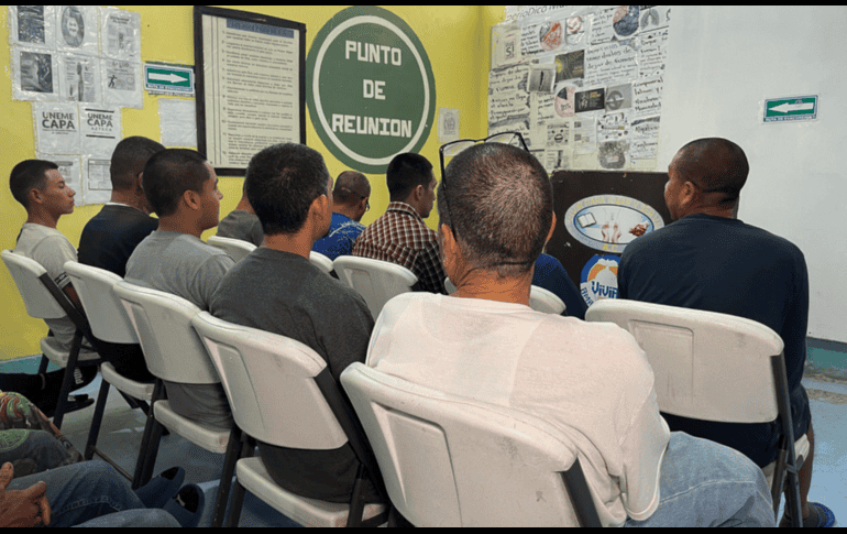 Migrantes con problemas de drogadicción acuden a terapias el 26 de mayo de 2024 en Ciudad Juárez. EFE/Luis Torres