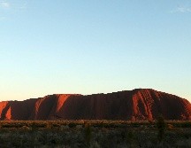 Uluru, en Australia, ocupa el segundo lugar, recibiendo solo cinco reseñas que mencionan estas palabras negativas. AP / ARCHIVO