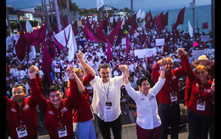 Carlos Lomelí Bolaños, durante su participación en el cierre de campaña de Chuyita López, candidata de Morena a la Presidencia Municipal de Puerto Vallarta. ESPECIAL