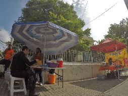 Durante esta temporada, es fundamental no solo mantenerse seguros e hidratados durante las horas de mayor calor, que generalmente son de 11 am a 5 pm, sino también evitar consumir alimentos en la vía pública debido a su rápida descomposición en estas condiciones. EL INFORMADOR / ARCHIVO