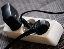 Los vampiros eléctricos son todos aquellos aparatos que, aun estando en desuso, pueden consumir energía eléctrica las 24 horas del día, solo por mantenerse enchufados. Por ende, este consumo se ve reflejado en el recibo de luz.PIXABAY