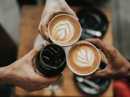 Mantener buenas relaciones sociales es crucial para nuestra felicidad y bienestar. Unsplash.