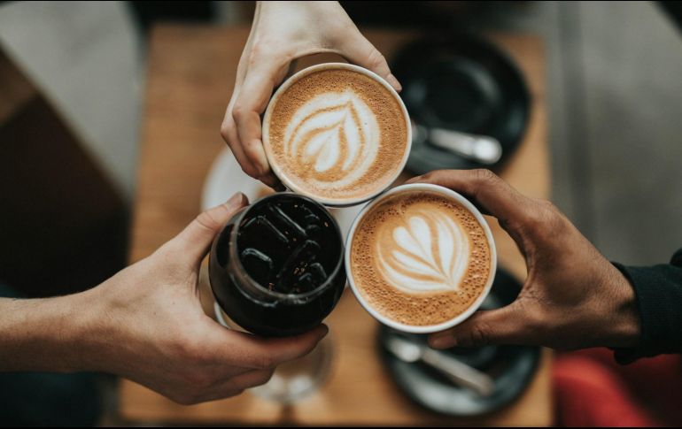 Mantener buenas relaciones sociales es crucial para nuestra felicidad y bienestar. Unsplash.