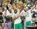 Jaylen Brown alza el trofeo que lo acredita como el Jugador Más Valioso de las finales del Este. Ahora los Celtics esperan rival en la serie por el título de la NBA. AFP/R. Hoskins