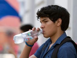 Las altas temperaturas pueden causar deshidratación, golpes de calor y aumentar la irritabilidad. NTX / ARCHIVO