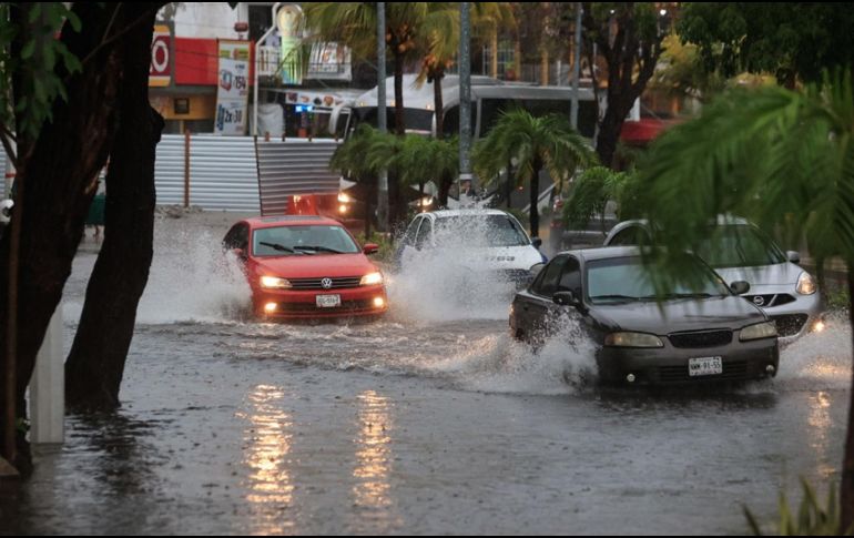 Aun cuando preparemos nuestro hogar para el inminente impacto, siempre es indispensable estar informados. EFE / ARCHIVO