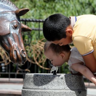 Por qué no deberías darles "suero" a los niños para el calor