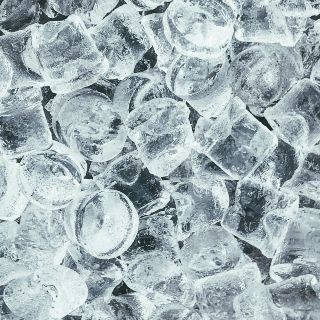 Para atender la alta demanda, tiendas hacen hielo y bolis sin sabor