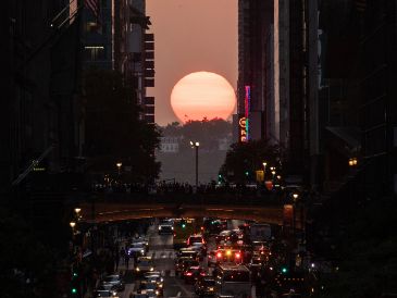 El sol se oculta entre los edificios de 42nd Street en Nueva York durante el fenómeno conocido como "Manhattanhenge", el 30 de mayo de 2023. AP/Yuki Iwamura