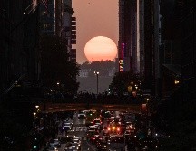 El sol se oculta entre los edificios de 42nd Street en Nueva York durante el fenómeno conocido como 