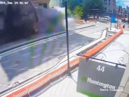 El Chase Bank ocupa el primer piso del edificio de 13 pisos, que también alberga numerosos apartamentos. Un edificio vecino fue desalojado, por precaución. ESPECIAL