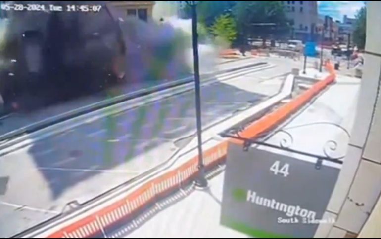 El Chase Bank ocupa el primer piso del edificio de 13 pisos, que también alberga numerosos apartamentos. Un edificio vecino fue desalojado, por precaución. ESPECIAL