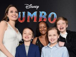 La relación entre Jolie y Pitt despertó las alarmas de los fanáticos al conocerse que la actriz de “Malefica” había atravesado un episodio violento en un avión, el actor maltrató físicamente a su exesposa y sus seis hijos en un vuelo privado.AFP/ARCHIVO