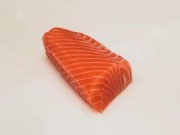 Estos son sólo algunos de los beneficios para la salud que tiene el comer salmón y que seguramente no conocías. UNSPLASH/ Abstral Official