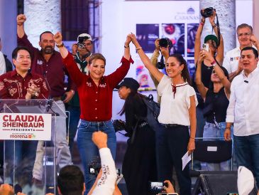 En su cierre de campaña, Claudia Delgadillo estuvo acompañada por la candidata a Presidenta de México, Claudia Sheinbaum, quien mostró su apoyo total a la abanderada al gobierno jalisciense. EL INFORMADOR/ A. Navarro.