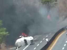 Debido al incendio, las cantidades de humo negro que se desprendía de las llamaradas dificultaron la visibilidad. ESPECIAL