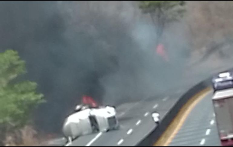 Debido al incendio, las cantidades de humo negro que se desprendía de las llamaradas dificultaron la visibilidad. ESPECIAL