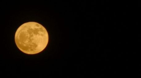 Lo más probable es que la Luna se vea de un color naranja dorado o blanco, similar a cualquier otra luna llena. EL INFORMADOR / E. Elizondo