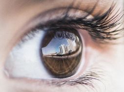 Es importante que la persona que padece de ojo seco parpadee constantemente, especialmente si pasa largos períodos frente a la computadora o en el teléfono celular. Pixabay.