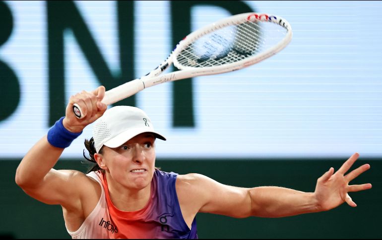 Iga Swiatek, evitó varios puntos para partido ante Naomi Osaka. EFE/C. Petit