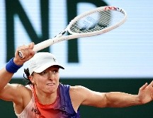 Iga Swiatek, evitó varios puntos para partido ante Naomi Osaka. EFE/C. Petit