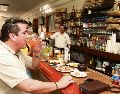 Miembros del sector de bares y cantinas festejaron que las autoridades no aplicarán la “Ley Seca” en Jalisco. EL INFORMADOR/Archivo