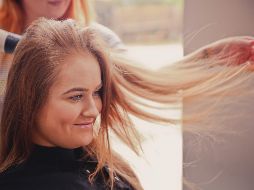 El cabello debe cuidarse con especial delicadeza. UNSPLASH/Theme Photos