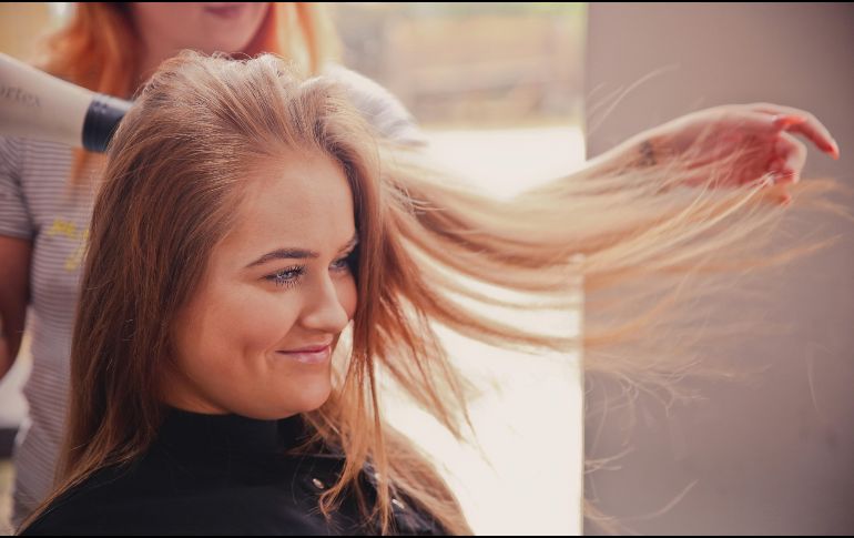 El cabello debe cuidarse con especial delicadeza. UNSPLASH/Theme Photos