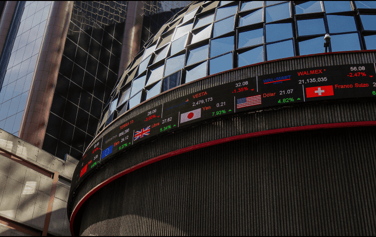 En la jornada, el peso se apreció/depreció un 0.29% frente al dólar, al cotizar en 17 unidades por billete verde, tras 16.96 al cierre previo, según datos del Banco de México. NTX / ARCHIVO