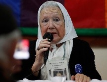Fotografía de archivo fechada el 07 de septiembre de 2017 de Nora Cortiñas, integrante de Madres de Plaza de Mayo Línea Fundadora, en una rueda de prensa del Comite Argentino de Solidaridad con el Pueblo Palestino en su sede de Buenos Aires. EFE/ D. Fernández