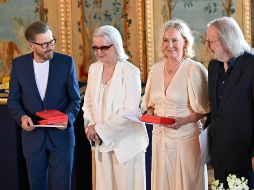 ABBA recibió la Orden Real Vasa por sus destacadas contribuciones a la vida musical sueca e internacional durante una ceremonia en el Palacio Real de Estocolmo. EFE/ Henrik Montgomery