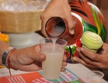 El pulque obtiene su sabor y consistencia luego de que las bacterias transforman el aguamiel dulce en una bebida compleja y espumosa. NTX / ARCHIVO
