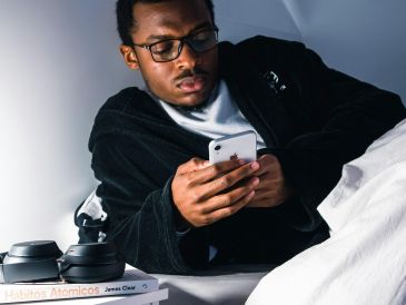 Usar el celular antes de dormir significa un riesgo latente para los usuarios. UNSPLASH / N. FERNANDES