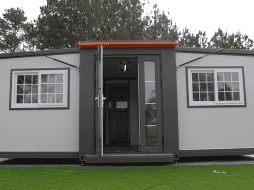 Esta es la forma de levantar una de las casas prefabricadas que vende Amazon. ESPECIAL / YouTube Unspeakable