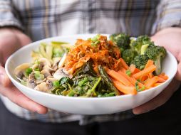 La zanahoria se puede incluir en ensaladas. ESPECIAL / Foto de Hermes Rivera en Unsplash