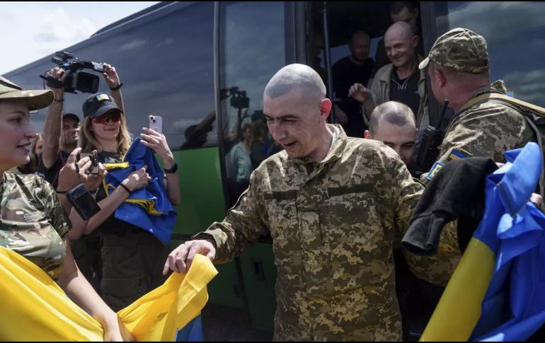 Ucrania ha recuperado un total de 3 mil 210 miembros del ejército y civiles ucranianos, desde el estallido de la guerra. AP / E. MALOLETKA