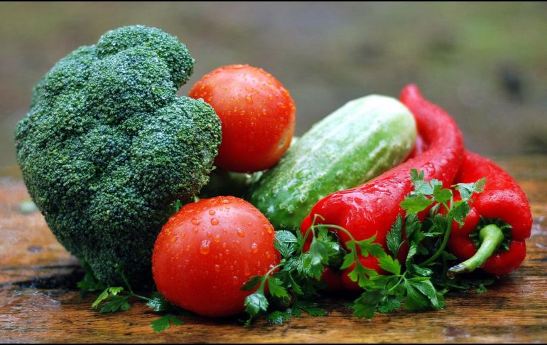 Resulta nuevamente importante destacar la dieta que tenemos ya que existen alimentos que benefician al cuerpo en su totalidad y en particular a nuestros ojos. Pixabay