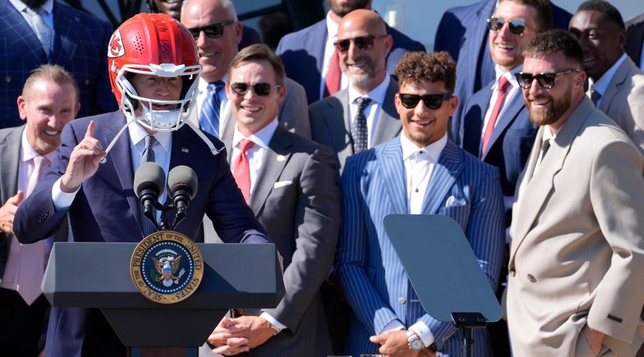 Joe Biden, presidente de EU, se colocó el casco de los campeones de la NFL. AP/E. Vucci