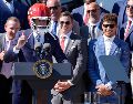 Joe Biden, presidente de EU, se colocó el casco de los campeones de la NFL. AP/E. Vucci
